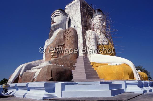 birmanie 28.JPG - Kyaik Pun Echaffaudage en bambou sur l(un des bouddha assisPegu (Bago)Birmanie (Myanmar)